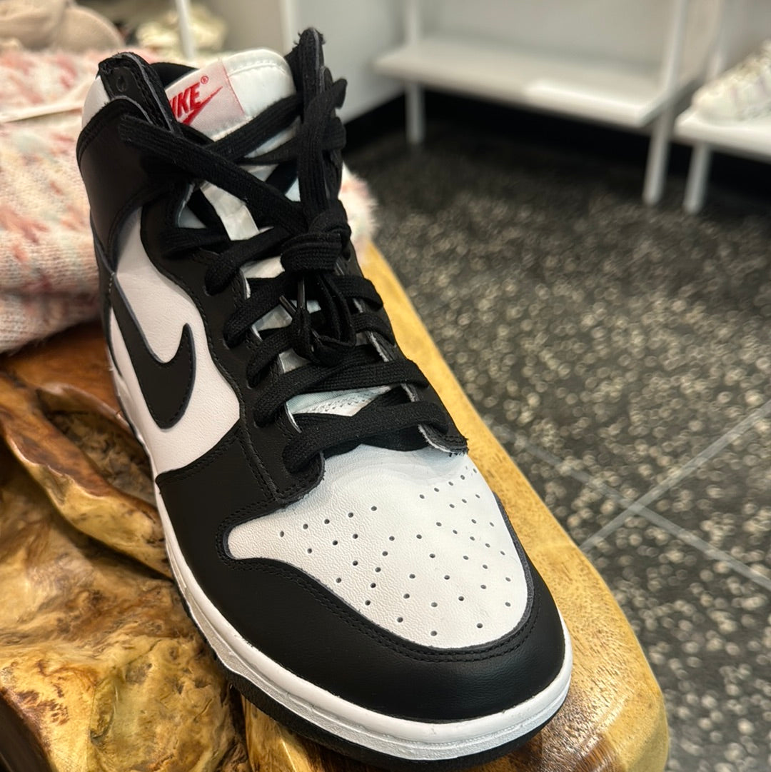 Nike Dunks Women’s 10 Black and White