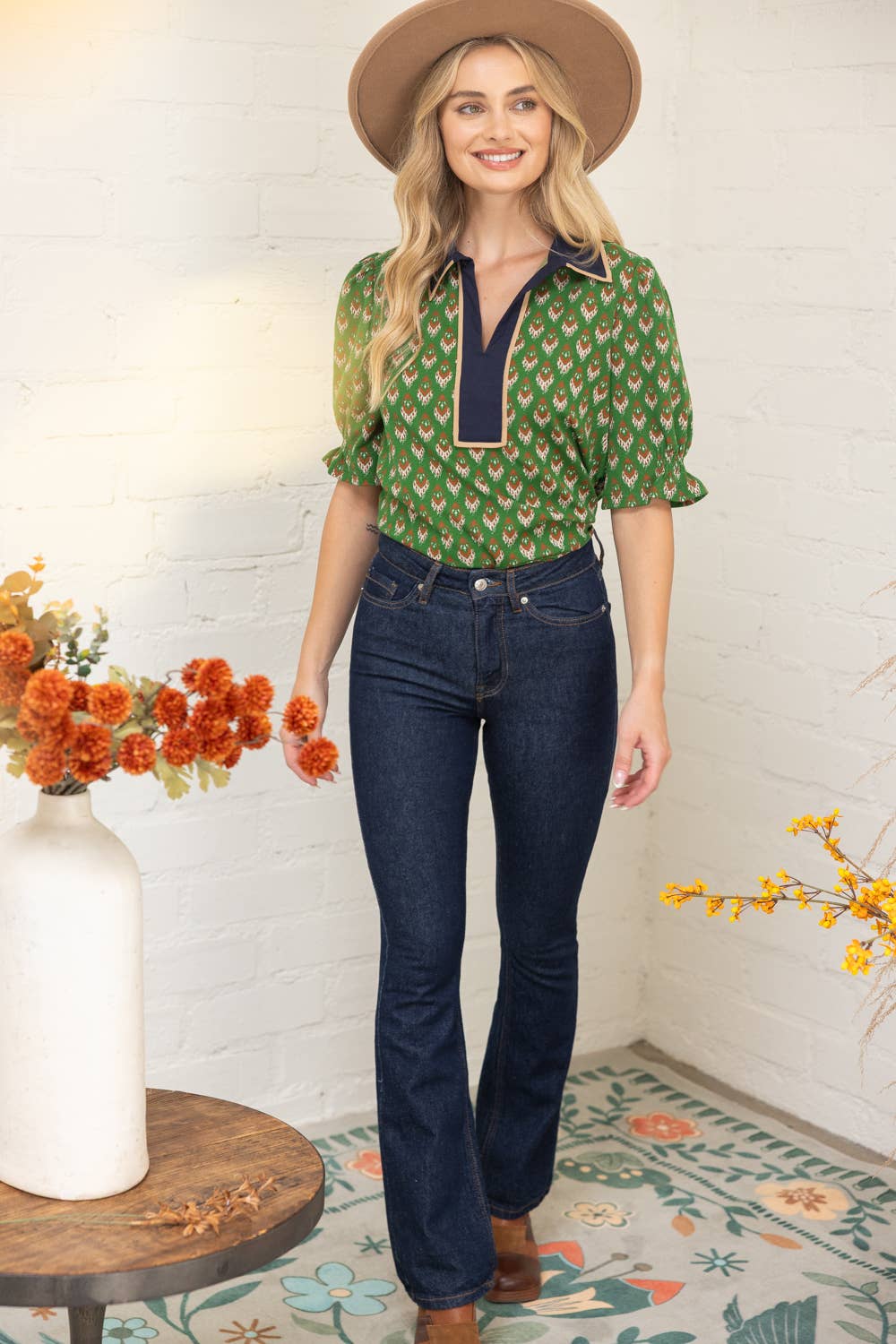 Piping Detailed Collar Retro Inspired Printed Knit Top