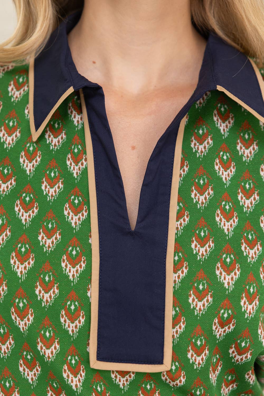 Piping Detailed Collar Retro Inspired Printed Knit Top