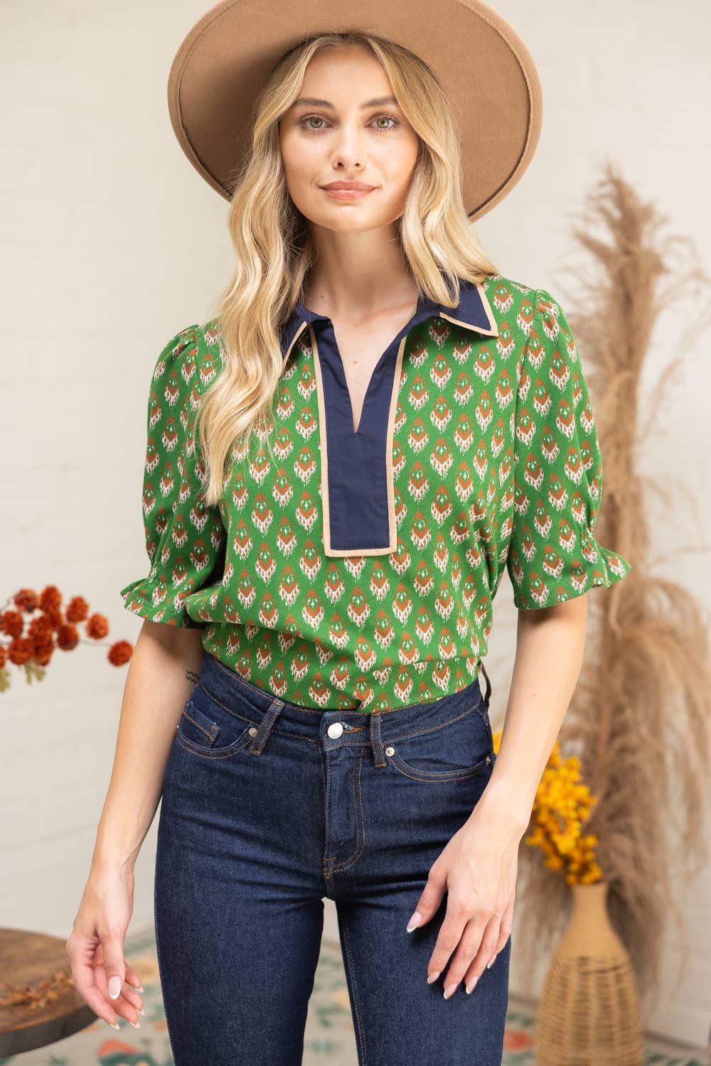 Piping Detailed Collar Retro Inspired Printed Knit Top