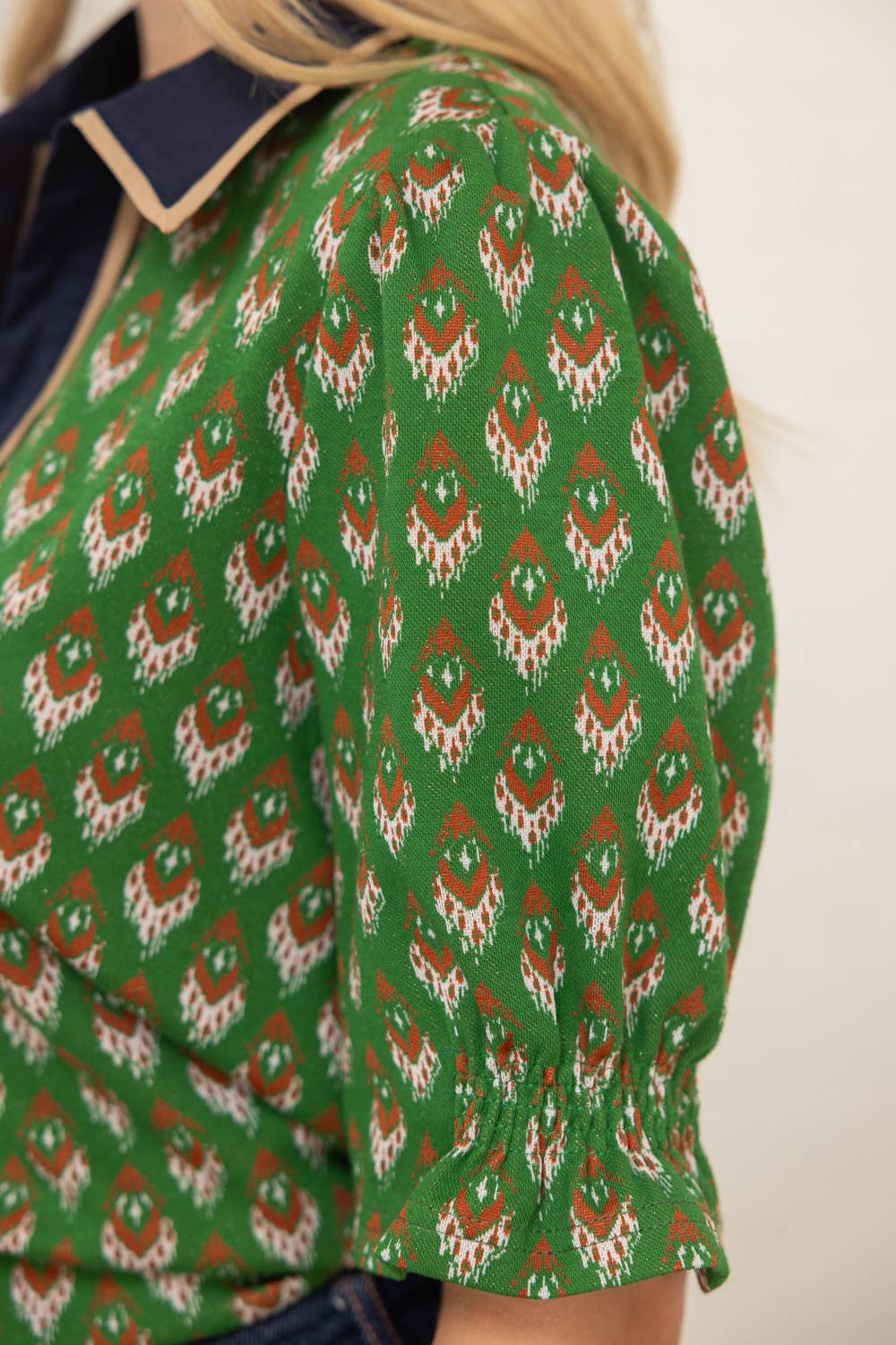 Piping Detailed Collar Retro Inspired Printed Knit Top