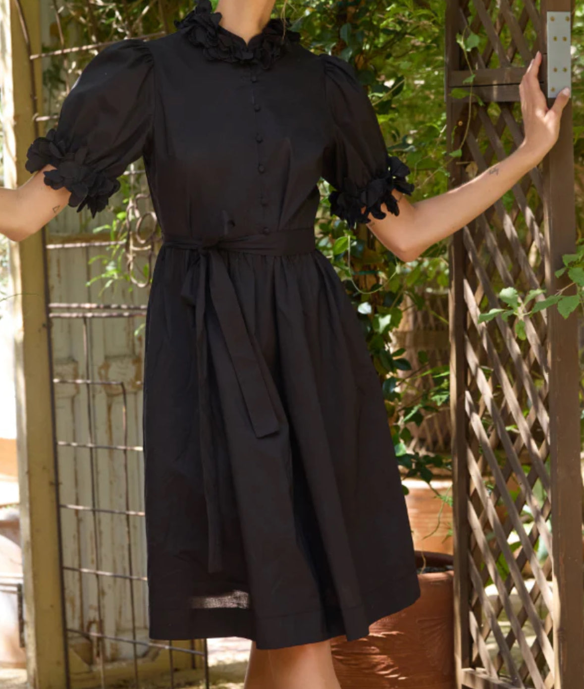 Stellah BUTTON CLOSURE S/S DRESS W/3D FLOWER TRIM